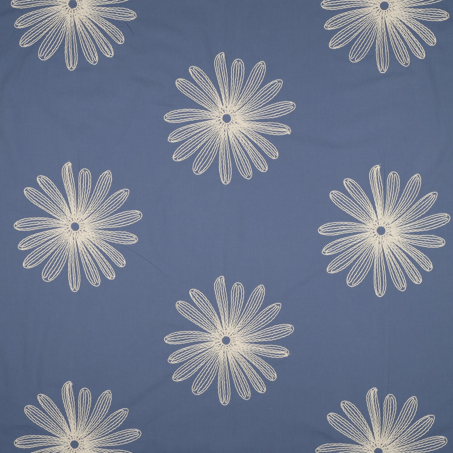 COTON BRODE Bleu ciel avec Grandes Fleurs Ecrues