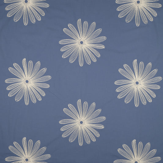 COTON BRODE Bleu ciel avec Grandes Fleurs Ecrues