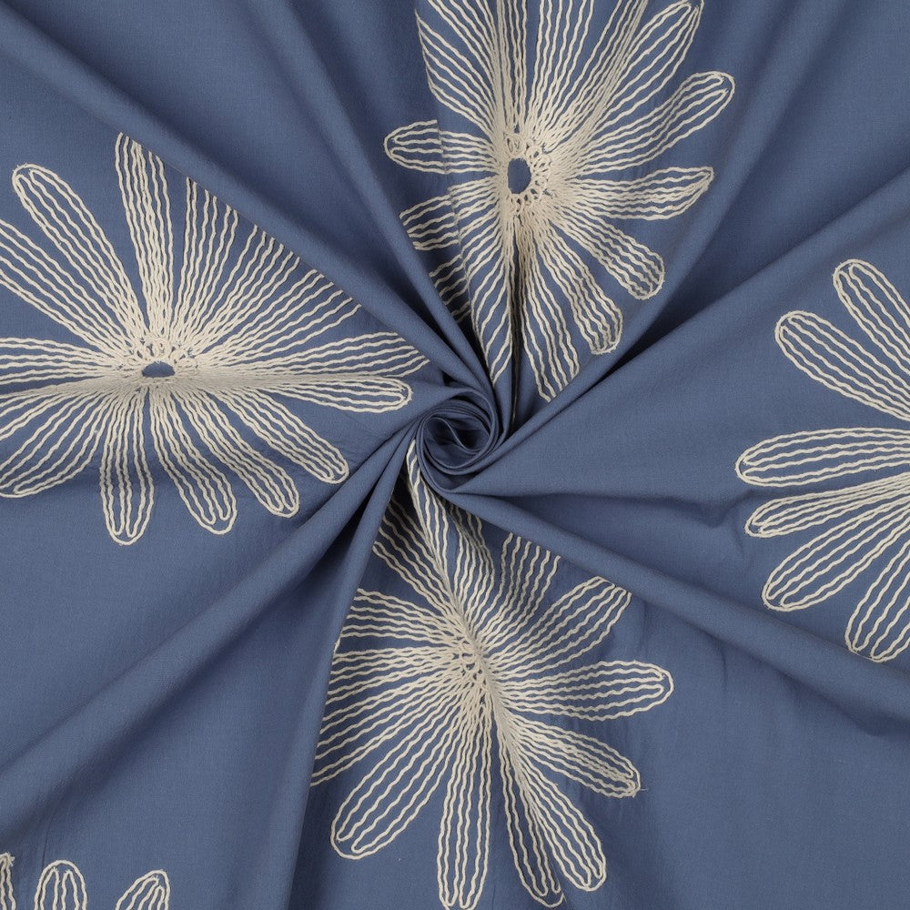 COTON BRODE Bleu ciel avec Grandes Fleurs Ecrues