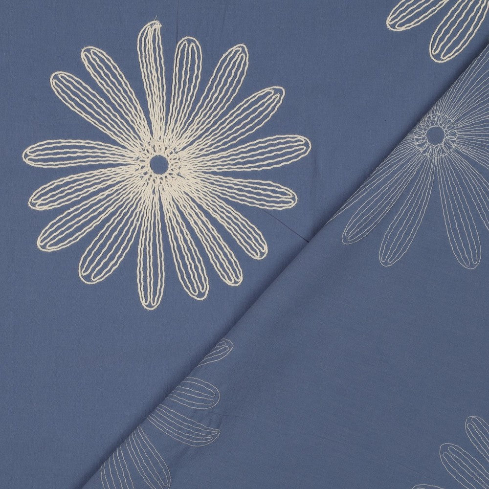 COTON BRODE Bleu ciel avec Grandes Fleurs Ecrues