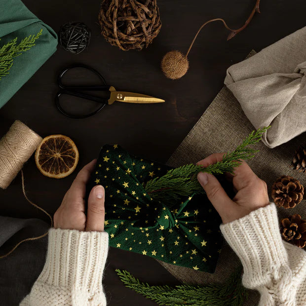 COTON IMPRIME Etoiles de Noël dorées Fond vert